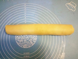 14、黄米卷枣糕,卷好封口朝下盖布放凉