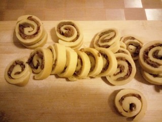 15、黄米卷枣糕,放的稍微硬一些再切片（软的时候切片发黏不好切）