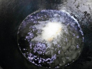 16、黄米卷枣糕,锅里倒适量油，油温看筷子放入冒小泡即可，放入糕片小火炸至两面金黄沥油出锅