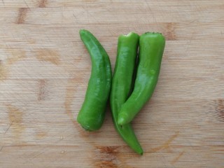 4、减脂系#白玉菇煎烤牛肉#,微辣的小青椒洗净备用。