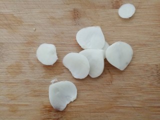 5、减脂系#白玉菇煎烤牛肉#,独头蒜切片备用。