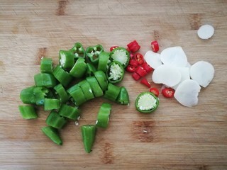 6、减脂系#白玉菇煎烤牛肉#,一个红米椒切段，小青椒切段。