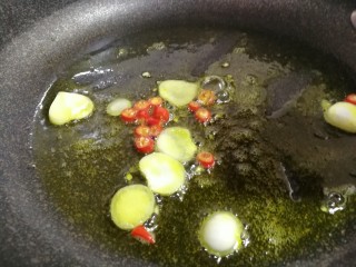 9、减脂系#白玉菇煎烤牛肉#,小米椒蒜片儿炒香。