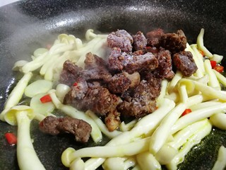 12、减脂系#白玉菇煎烤牛肉#,放入烤牛肉。无需解冻，可直接放入锅内慢慢煸炒。