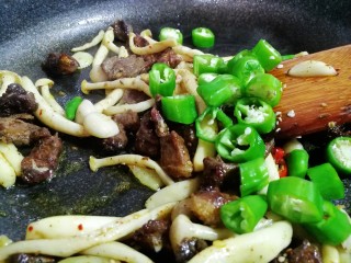 13、减脂系#白玉菇煎烤牛肉#,几分钟后白玉菇变软，牛肉变软，放入青椒段。