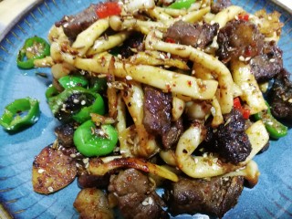 18、减脂系#白玉菇煎烤牛肉#,翻炒均匀即可出锅装盘。