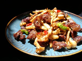 19、减脂系#白玉菇煎烤牛肉#,成品图:色香味儿俱全，别有一番风味。