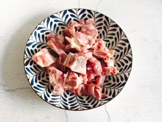 1、大寒养生汤+羊肉煲,羊肉切块洗干净沥干水分备用