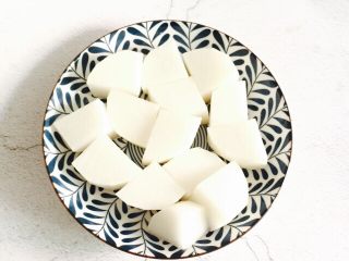 2、大寒养生汤+羊肉煲,白萝卜去皮洗干净切块备用