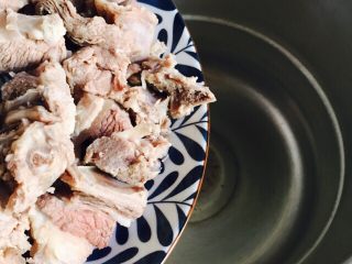 10、大寒养生汤+羊肉煲,取一高压锅倒入羊肉