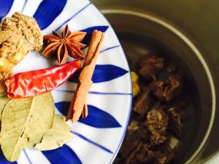 12、大寒养生汤+羊肉煲,放入当归、八角、辣椒、香叶、桂皮