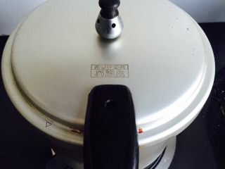 16、大寒养生汤+羊肉煲,盖上锅盖大火烧开待气阀上气烧五分钟后转中火烧十分钟最后再转中小火烧十五分钟