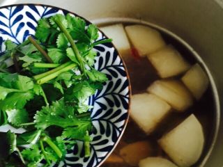 20、大寒养生汤+羊肉煲,放入香菜，1/2小茶匙味精搅拌均匀即可