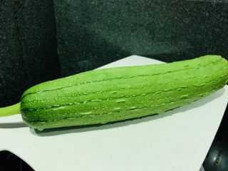 1、丝瓜炒虾仁,丝瓜洗净