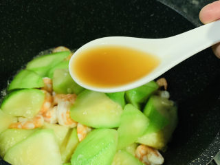 11、丝瓜炒虾仁,炒稍微软，加料酒