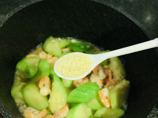 12、丝瓜炒虾仁,加鸡精