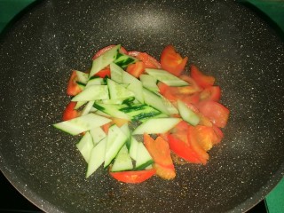 10、彩蔬焖豆腐,放入黄瓜片