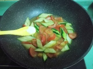 12、彩蔬焖豆腐,加入少许盐