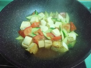 14、彩蔬焖豆腐,盖上盖子焖至豆腐入味，这是我的减肥餐，少油少盐