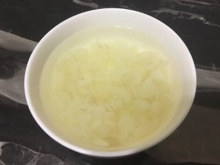 4、桃胶皂角米红枣枸杞羹,泡发十几个小时