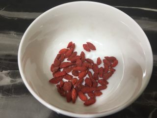 5、桃胶皂角米红枣枸杞羹,枸杞一把洗干净