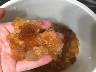 7、桃胶皂角米红枣枸杞羹,桃胶里的杂质清洗干净