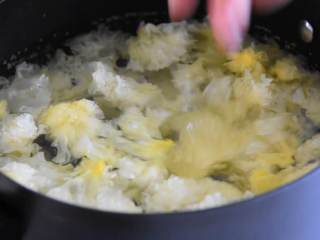 3、银耳马蹄羹—滋补润肺，适合所有年龄层的糖水,锅中水烧开放入银耳，加入冰糖，大火烧开转小火炖40分钟。