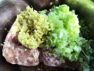 1、香菇镶鲜肉丸,准备好新鲜的猪肉馅放入容器中葱姜切片末备用