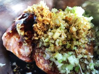 2、香菇镶鲜肉丸,放入调味料一品鲜酱油、蚝油、盐、味精