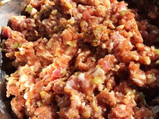 3、香菇镶鲜肉丸,所有的调味料拌匀盖上保鲜膜放入冰箱煨制20分钟入味