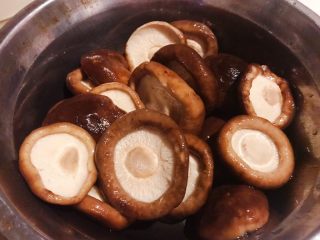 4、香菇镶鲜肉丸,香菇去根蒂洗净在开水中焯水后立即放入冷水中过凉后沥干水份备用