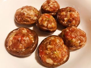 5、香菇镶鲜肉丸,将入味的猪肉馅装入香菇碗里