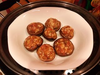 6、香菇镶鲜肉丸,香菇镶鲜肉丸依次做好盖上保鲜膜放入蒸锅大火蒸15分钟
