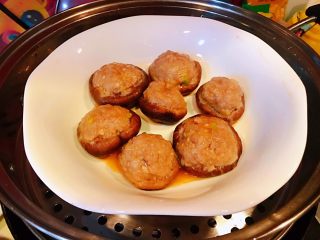 7、香菇镶鲜肉丸,蒸好的香菇取下保鲜膜香浓的味道四处飘香