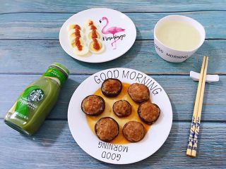 11、香菇镶鲜肉丸,美味要有好喝的抹茶咖啡来配