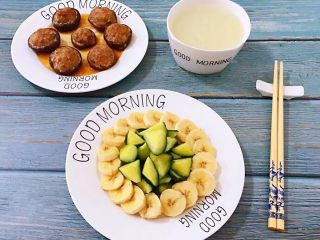 12、香菇镶鲜肉丸,早餐当然少不了水果和爽口的青瓜