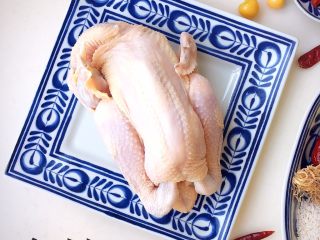 1、参鸡汤,鸡洗干净控水。