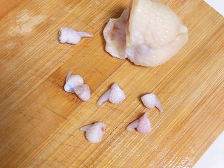 2、参鸡汤,将鸡屁股、脚趾甲去掉。