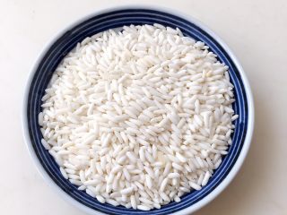 3、参鸡汤,糯米洗干净。