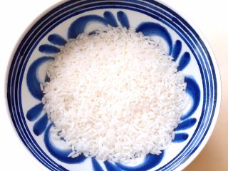 4、参鸡汤,糯米洗干净用冷水浸泡24小时。