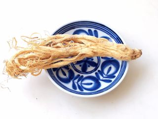 5、参鸡汤,人参的头去掉。