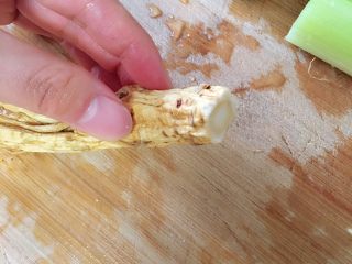 6、参鸡汤,人参头部去掉是这样的。