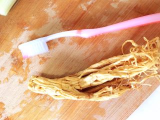 7、参鸡汤,用牙刷刷洗去掉人参上的土。