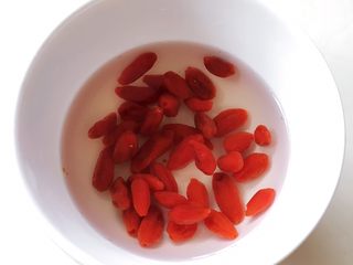 8、参鸡汤,枸杞清洗后泡10分钟。