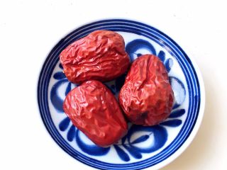 11、参鸡汤,将一颗枣子也塞进鸡肚子+泡发好的糯米。