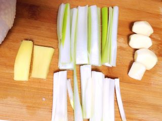 10、参鸡汤,将部分食材处理如图后塞进鸡肚子。