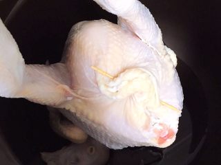 12、参鸡汤,左后鸡屁股用牙签扎紧放入砂锅中。