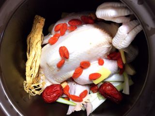 14、参鸡汤,将莲子、枸杞、大枣、人参、葱姜蒜都放入上锅中。