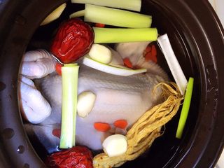 15、参鸡汤,加入冷水抹过鸡。