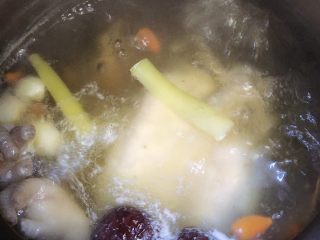 16、参鸡汤,煮沸撇去浮沫，盖上盖子调中火煲1个半小时。期间看好砂锅避免汤汁溢出。